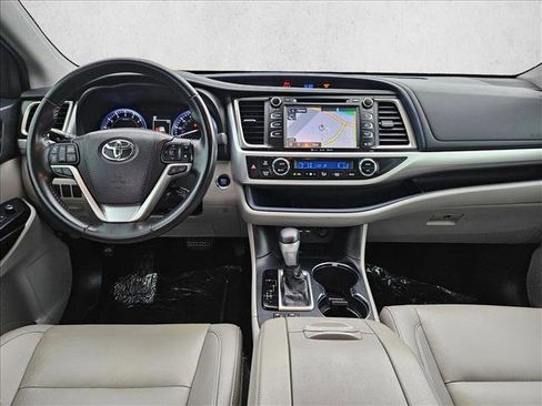 Used 2019 Toyota Highlander XLE image 18