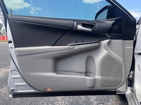 Used 2014 Toyota Camry LE image 11