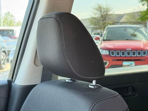 Used 2025 Nissan Pathfinder SV image 16