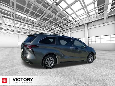 Used 2024 Toyota Sienna XLE image 3