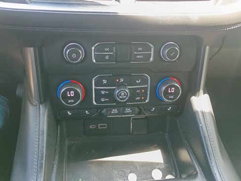 Used 2022 Chevrolet Suburban LT AWD/4WD image 22