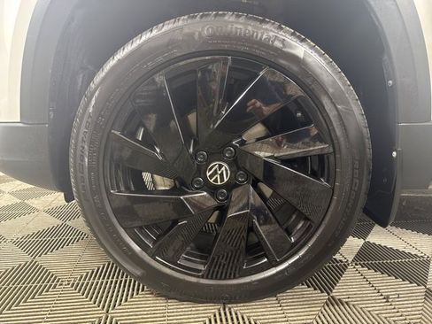 Certified 2024 Volkswagen Taos SE w/ Panoramic Sunroof Package image 10