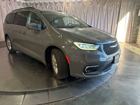 Used 2022 Chrysler Pacifica Touring-L FWD image 3