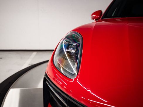 Certified 2026 Porsche Macan image 13