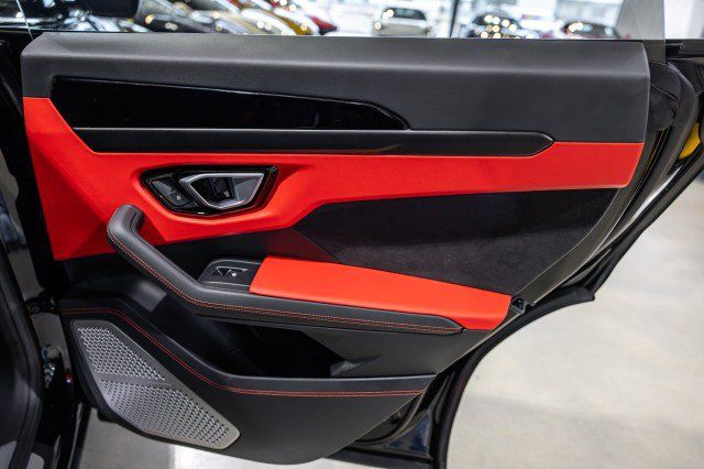 Used 2022 Lamborghini Urus AWD/4WD image 38