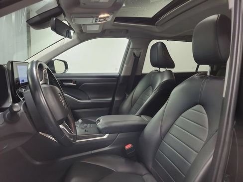 Used 2023 Toyota Highlander XLE AWD/4WD image 15