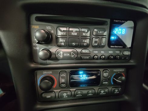 Used 2004 Chevrolet Corvette Coupe w/ Preferred Equipment Group RWD image 36