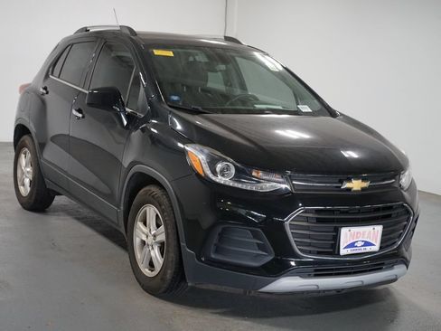 Used 2020 Chevrolet Trax LT w/ LT Convenience Package FWD image 3