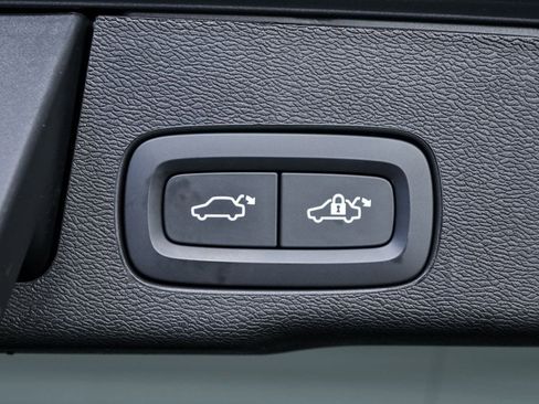 Certified 2025 Volvo XC60 B5 Plus AWD/4WD image 32