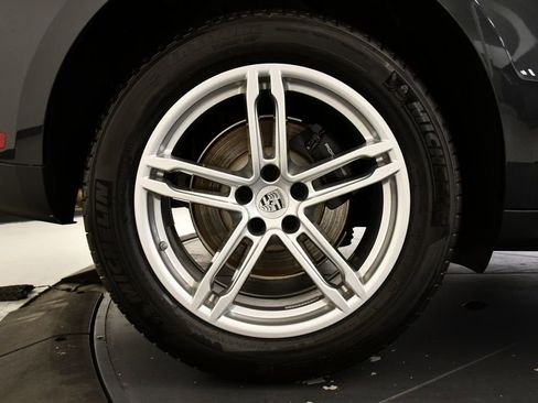 Certified 2025 Porsche Macan Turbo AWD/4WD image 18
