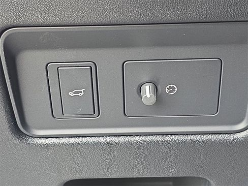 New 2025 Land Rover Discovery Dynamic SE image 28