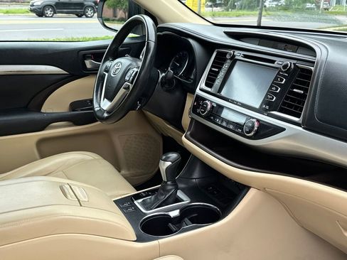 Used 2019 Toyota Highlander XLE FWD image 13