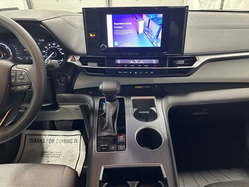 Used 2025 Toyota Sienna LE image 24