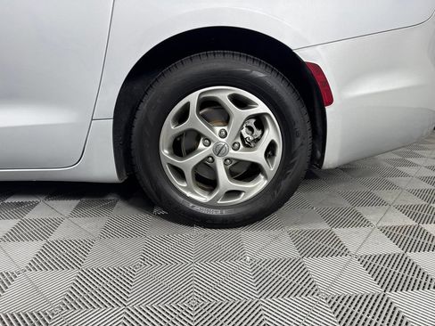 Used 2024 Chrysler Pacifica Limited FWD image 36