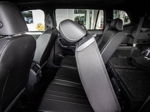 Certified 2023 Volkswagen Tiguan SE R-Line FWD image 25