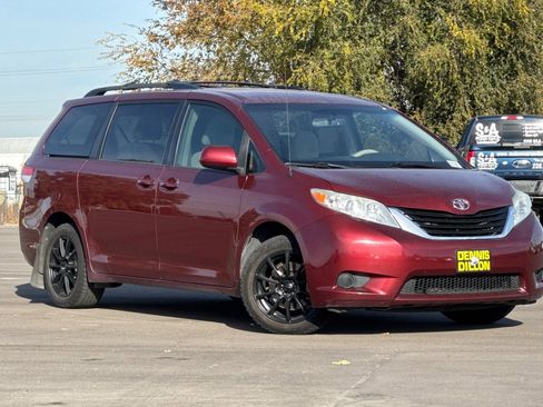 Used 2013 Toyota Sienna LE image 1