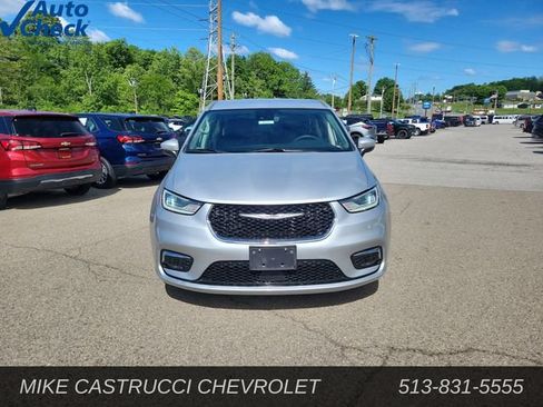 Used 2023 Chrysler Pacifica Touring-L FWD image 8