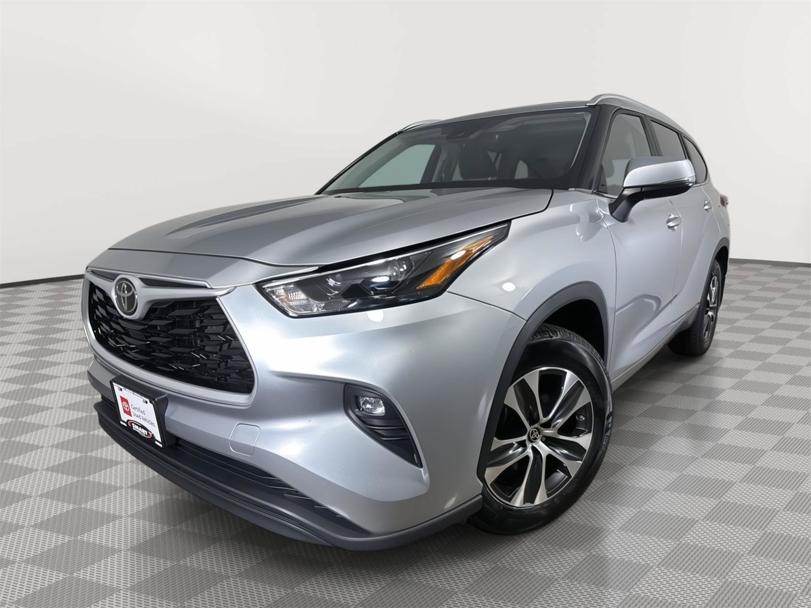 Used 2023 Toyota Highlander XLE AWD/4WD image 1
