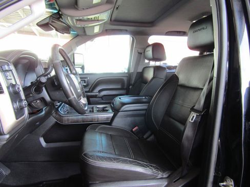 Used 2015 GMC Sierra 2500 Denali w/ Duramax Plus Package AWD/4WD image 9