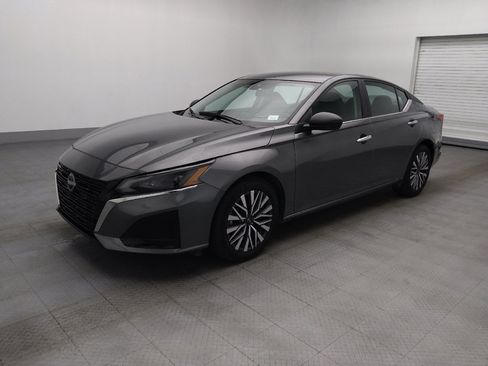 Used 2025 Nissan Altima 2.5 SV FWD image 2