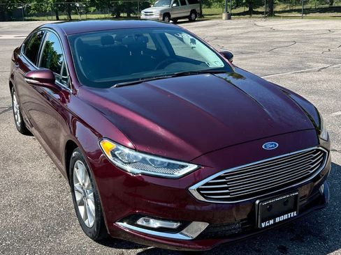 Used 2017 Ford Fusion SE w/ Fusion SE Technology Package FWD image 4