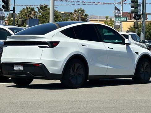 Used 2026 Tesla Model Y 2WD image 4