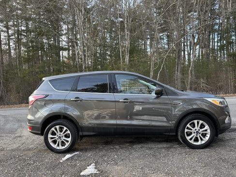 Used 2017 Ford Escape SE AWD/4WD image 2