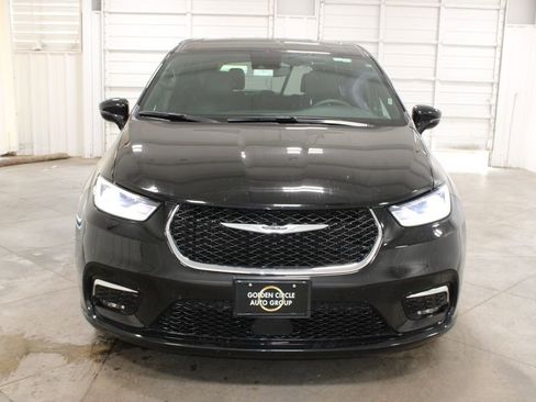 Used 2025 Chrysler Pacifica Select FWD image 3