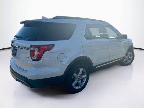 Used 2016 Ford Explorer XLT w/ Equipment Group 202A AWD/4WD image 9