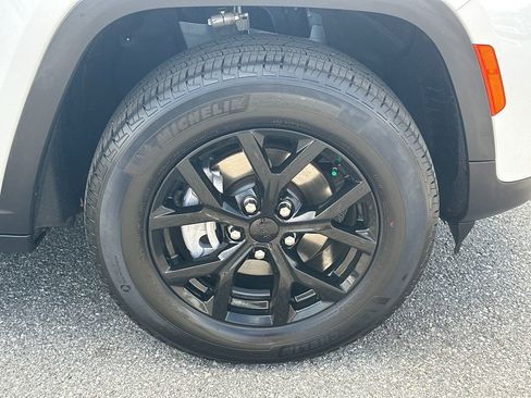 Used 2025 Jeep Grand Cherokee Altitude image 12