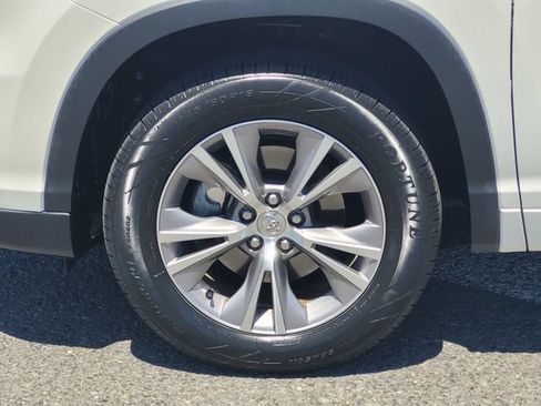 Used 2014 Toyota Highlander Plus FWD image 11