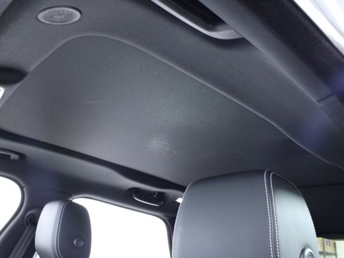 Used 2023 Land Rover Range Rover Velar R-Dynamic S image 31