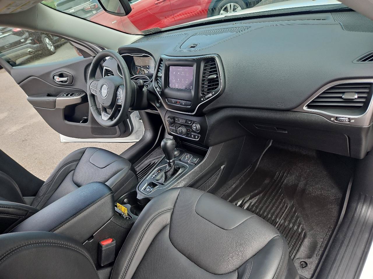 Used 2021 Jeep Cherokee Latitude Lux w/ Mopar Interior Package AWD/4WD image 16