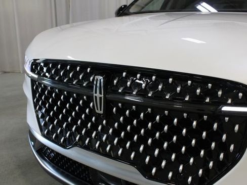 Used 2024 Lincoln Nautilus Premier AWD/4WD image 32