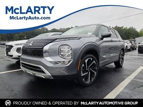 Used 2023 Mitsubishi Outlander SE AWD/4WD image 1