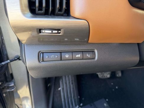 Used 2024 Nissan Pathfinder Platinum image 28