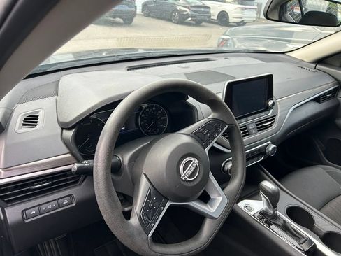 Used 2025 Nissan Altima 2.5 SV FWD image 10