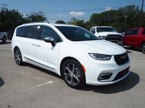 New 2026 Chrysler Pacifica Pinnacle image 4