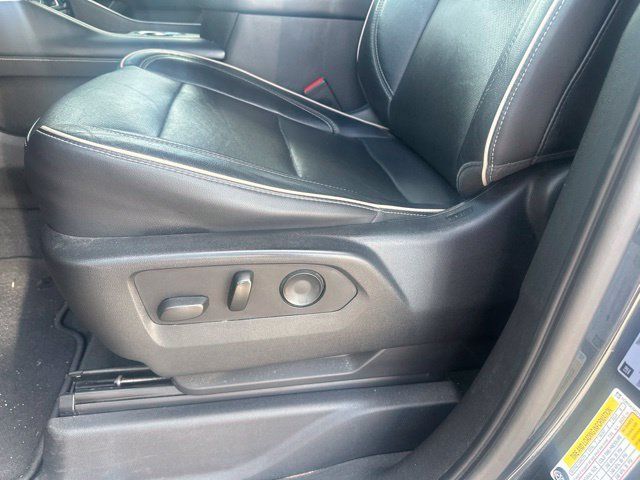 Used 2021 Chevrolet Tahoe Premier w/ Premium Package AWD/4WD image 18