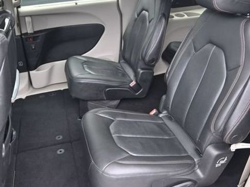 Used 2020 Chrysler Pacifica Touring-L Plus w/ Advanced Safetytec Group FWD image 10