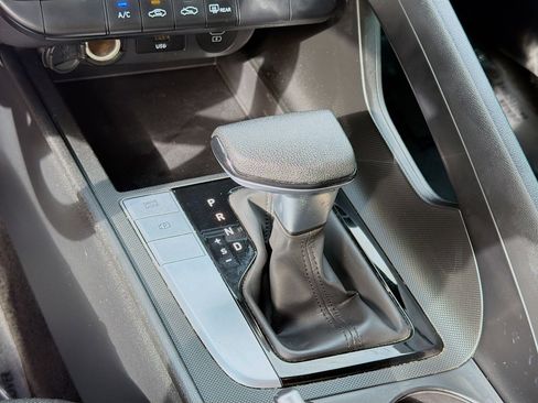 Used 2024 Hyundai Elantra SE FWD image 13