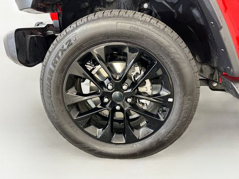 Used 2025 Jeep Wrangler Unlimited Sahara AWD/4WD image 34