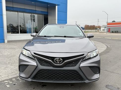 Used 2018 Toyota Camry SE image 2