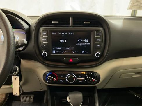 Used 2025 Kia Soul LX w/ LX Technology Package FWD image 17