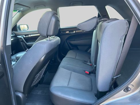 Used 2013 Kia Sorento LX w/ Convenience Pkg image 12