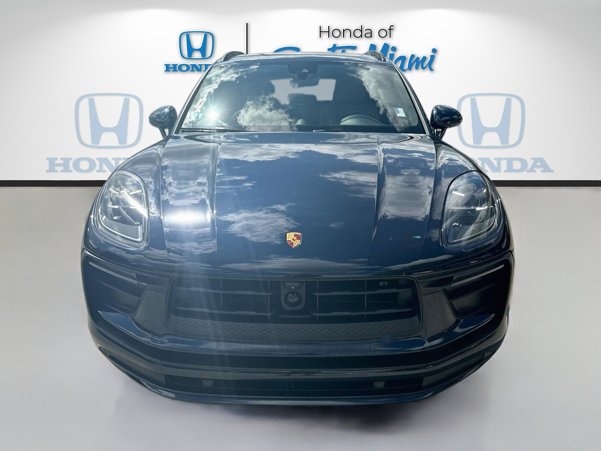 Used 2023 Porsche Macan Turbo AWD/4WD image 2