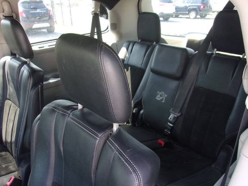 Used 2016 Dodge Grand Caravan SXT FWD image 12