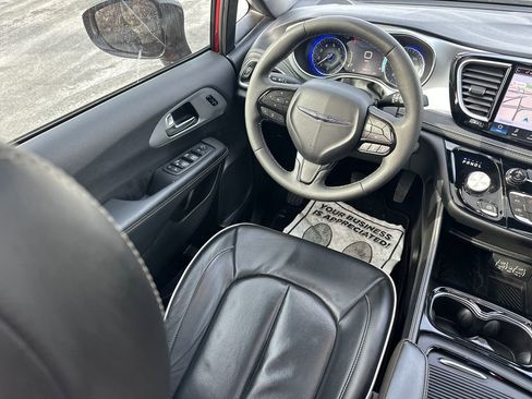 Used 2025 Chrysler Pacifica Limited image 15