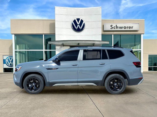 Certified 2024 Volkswagen Atlas Peak Edition SE AWD/4WD image 1