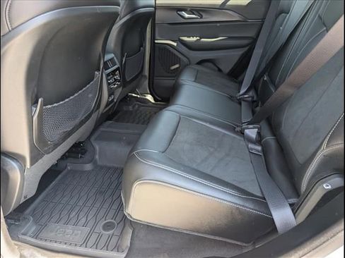 Used 2025 Jeep Grand Cherokee Altitude AWD/4WD image 10